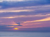 Sonnenaufgangsszene mit Wolken am Horizont